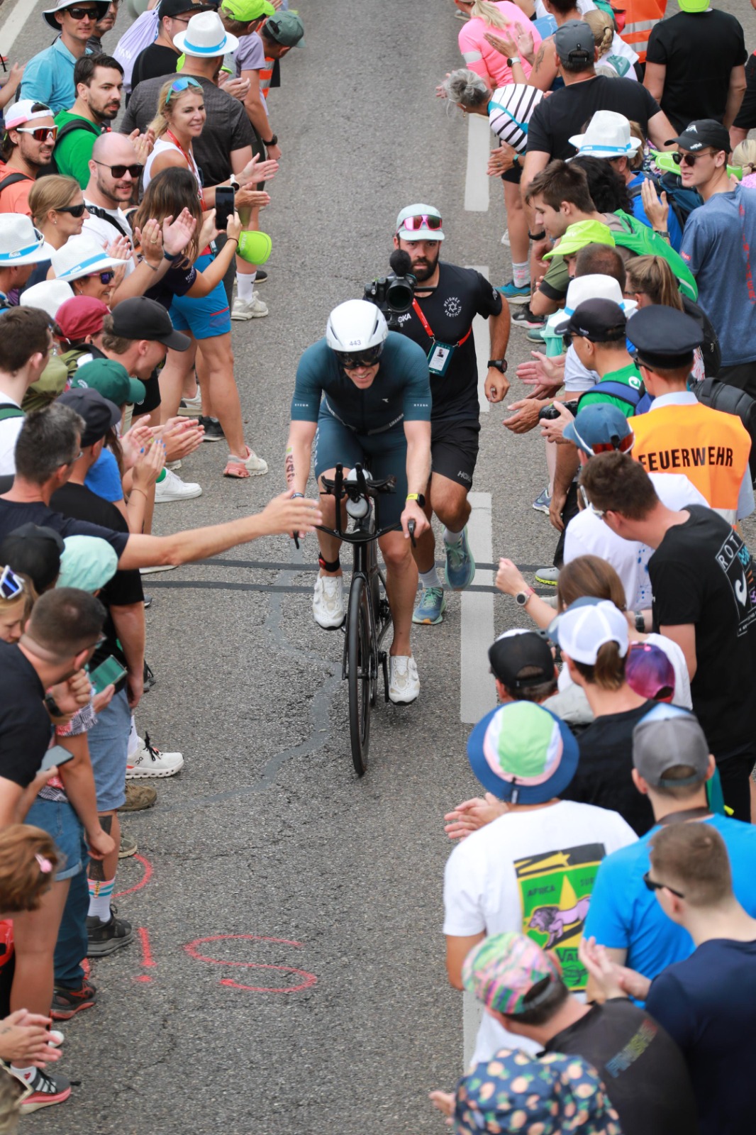 High five met het publiek op de fiets