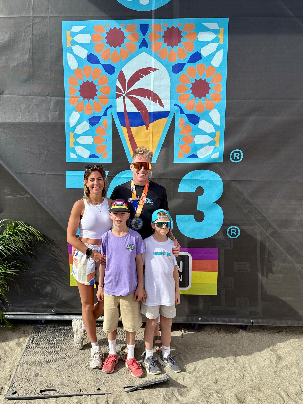 Sam met Chloë, Lou en Mil na het 70.3 WK