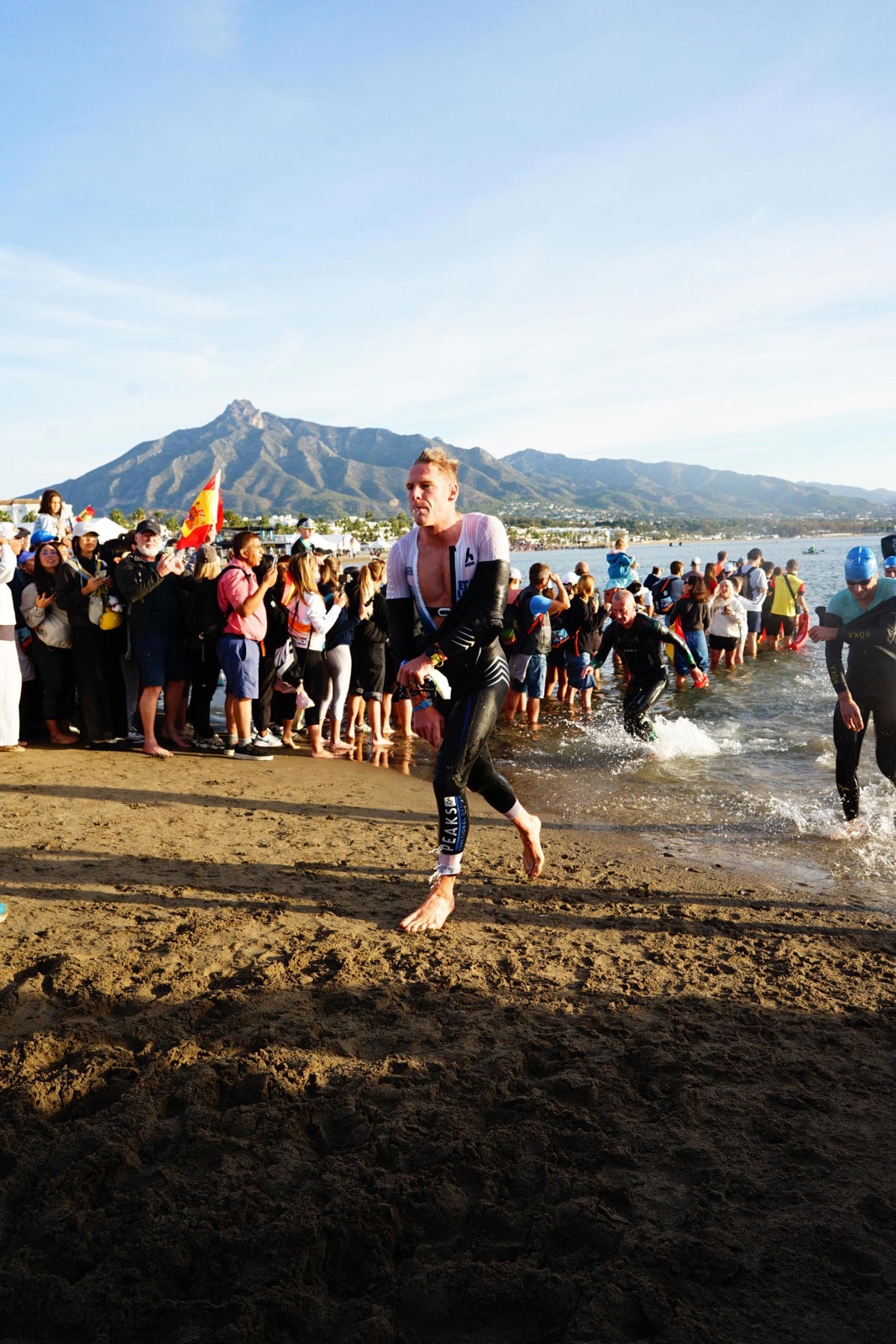 Sam De Knop komt uit het water op het 70.3 WK in Marbella