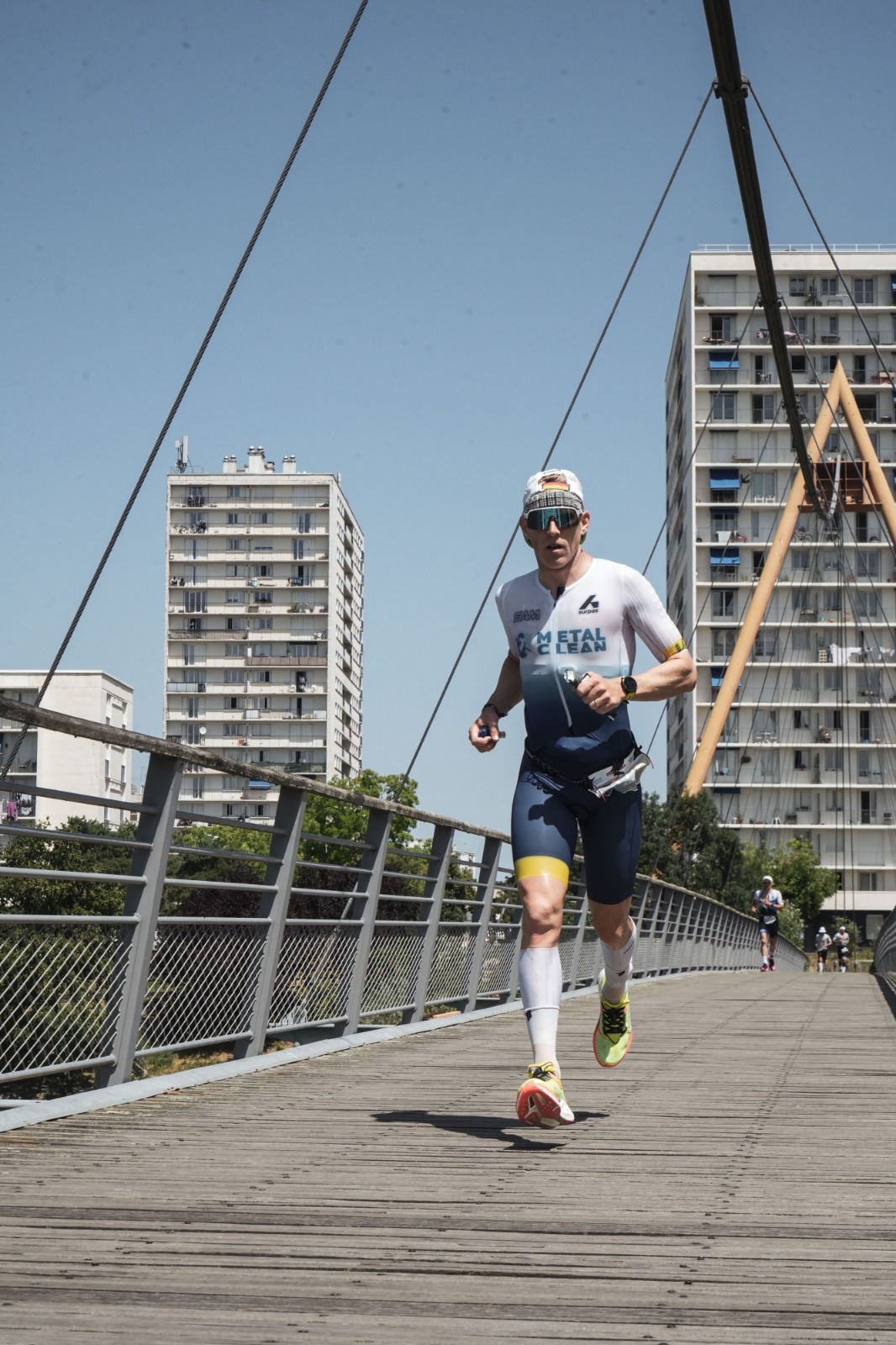 Sam loopt over de brug in Metal Clean-pak